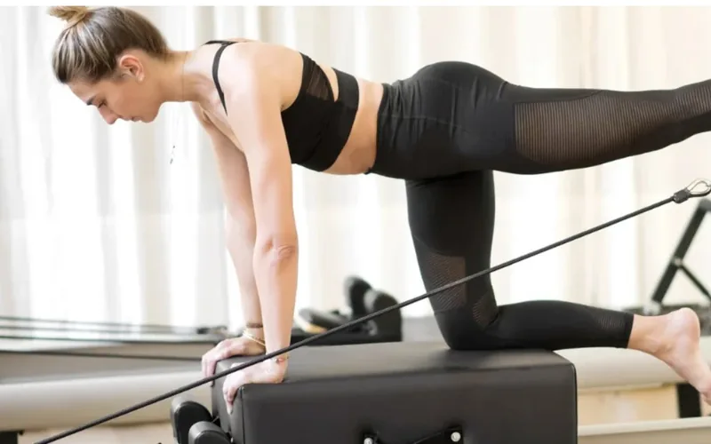 Exercício de pilates clínico no reformer