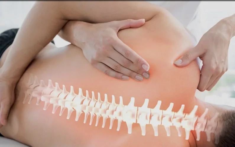 Terapia manual aplicada na coluna do paciente